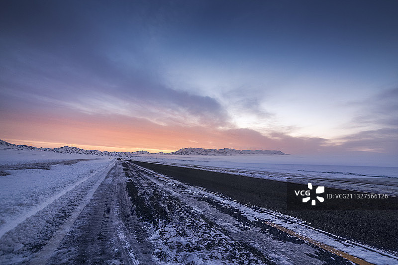 新疆赛里木湖边公路和雪景图片素材