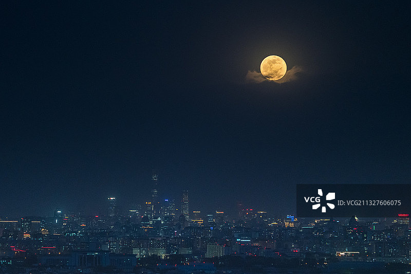 2021首个超级月亮亮相北京图片素材