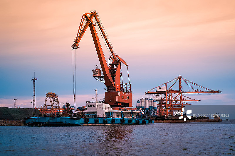 夕阳下的码头装船机正在装卸中图片素材