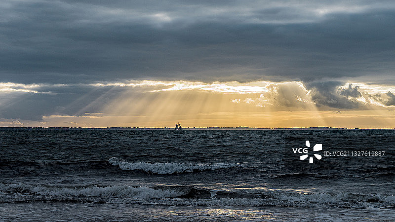 北大西洋 阳光穿过乌云图片素材