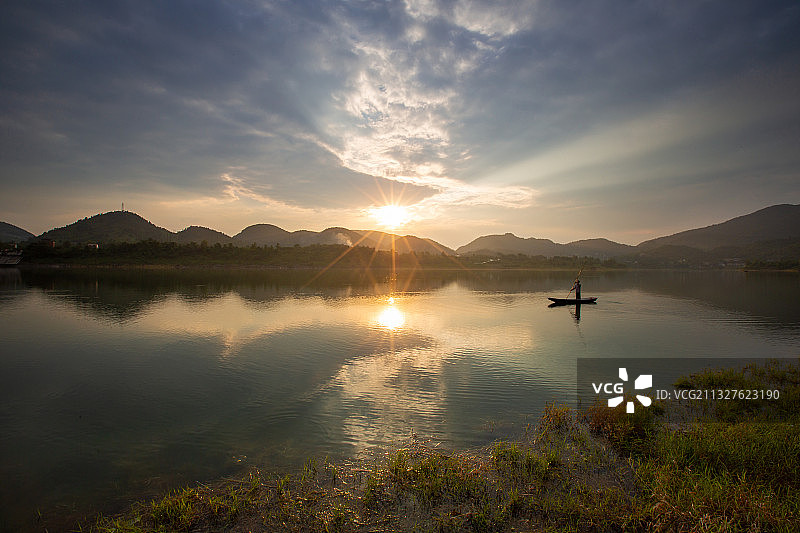小舟泛湖图片素材