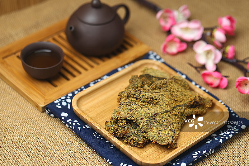 牛肉干放在竹盘里和紫砂壶茶具图片素材