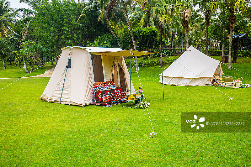 草坪上的户外休闲帐篷图片素材
