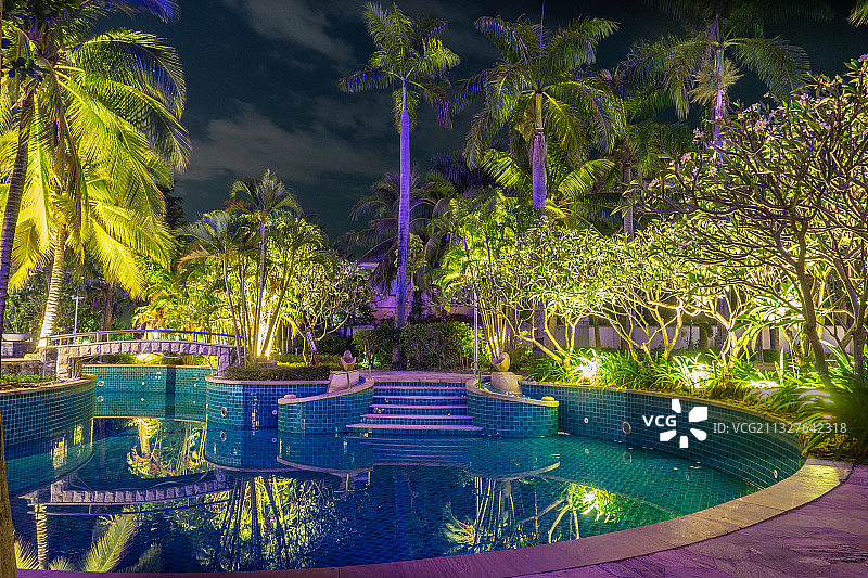 夜晚度假酒店的游泳池图片素材