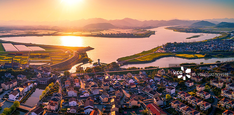 夕阳下的江畔小村落图片素材