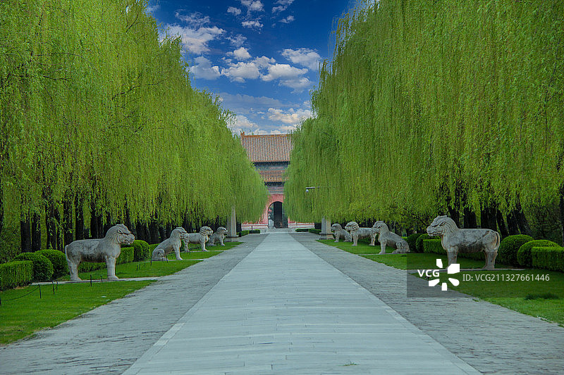 蓝天白云下的北京昌平明十三陵长陵神道（神路）图片素材