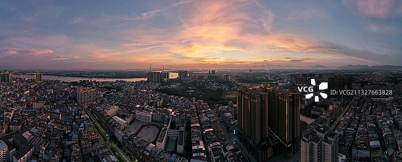 夕阳下的平南县城图片素材