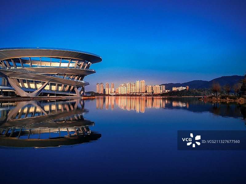 长沙梅溪湖国际文化艺术中心 傍晚建筑图片素材