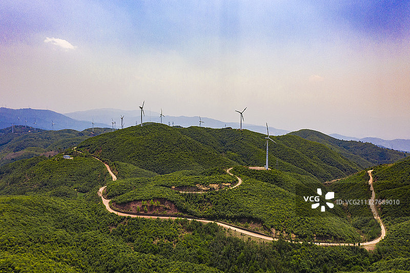 航拍云南大理者磨山风力发电机组图片素材