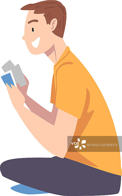 年轻男人坐在地板上玩桌游图片素材