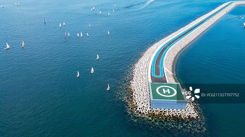 海上停机坪和帆船图片素材