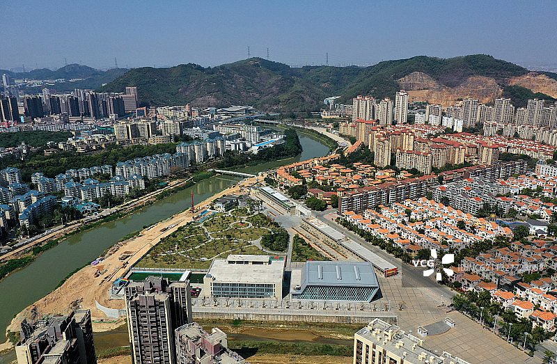 广东省东莞市樟木头镇政府和滨河公园航拍图片素材