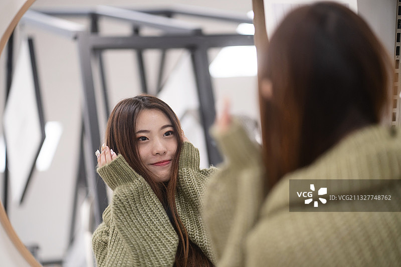 年轻女人在照镜子，美国加利福尼亚州森尼韦尔图片素材