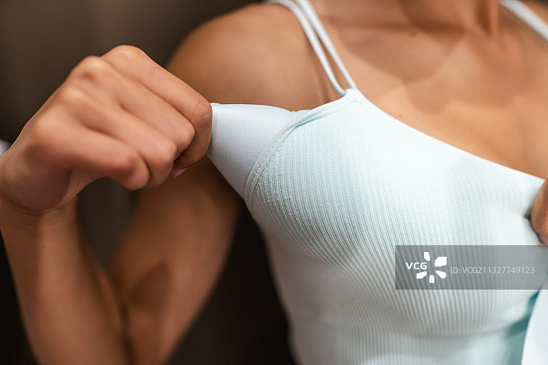 年轻女子取出胸罩垫特写图片素材