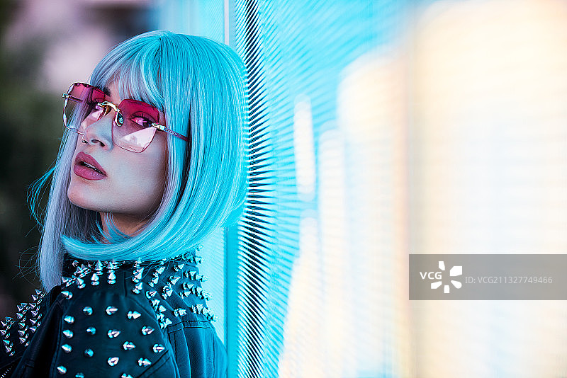 夜晚LED灯光照亮年轻女子图片素材