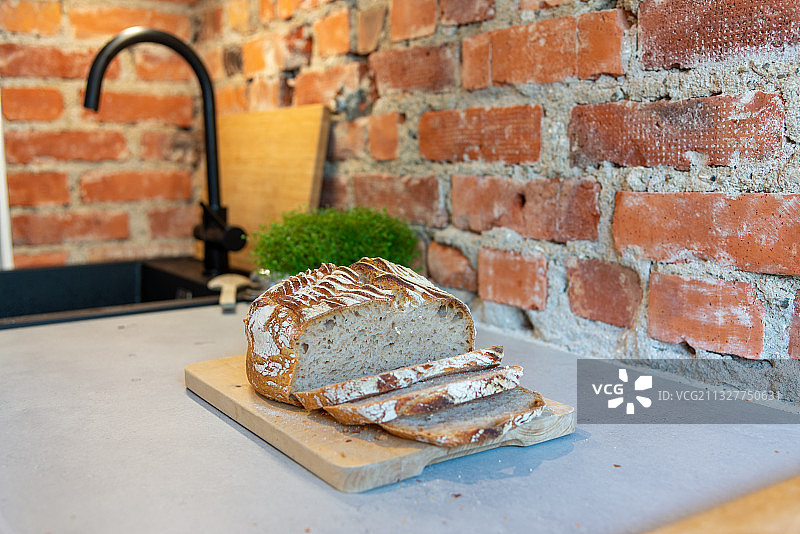 砖墙背景下的蛋糕切片特写，奥斯陆，挪威图片素材