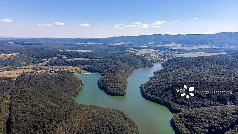 匈牙利乌波尼群山中的河流高角度景观图片素材