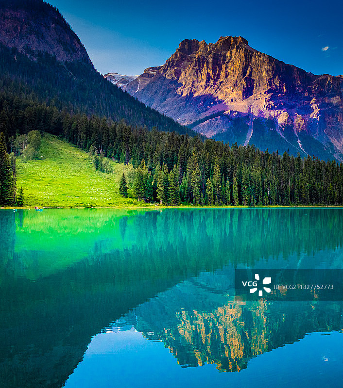 加拿大蓝天映衬下的湖光山色图片素材