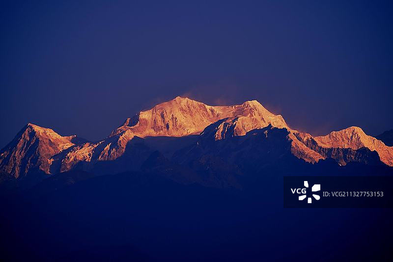 印度锡金邦佩林雪山与蓝天美景图片素材