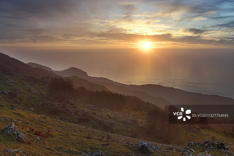 意大利科森扎省日落时分山脉的壮丽景色图片素材
