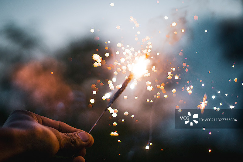 黄昏天空下，手持仙女棒图片素材