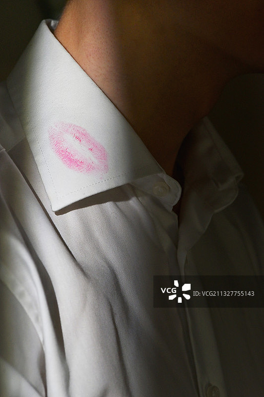 男士白色衬衫领子上的口红印图片素材