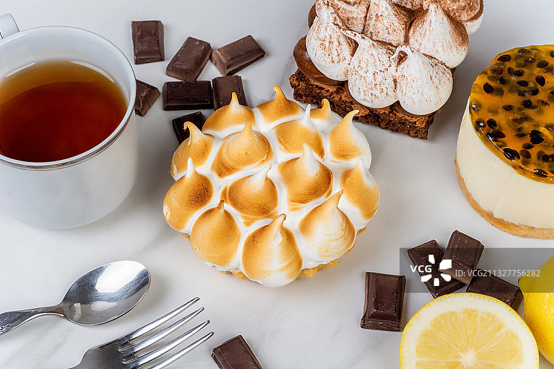 高视角的早餐在桌子上图片素材