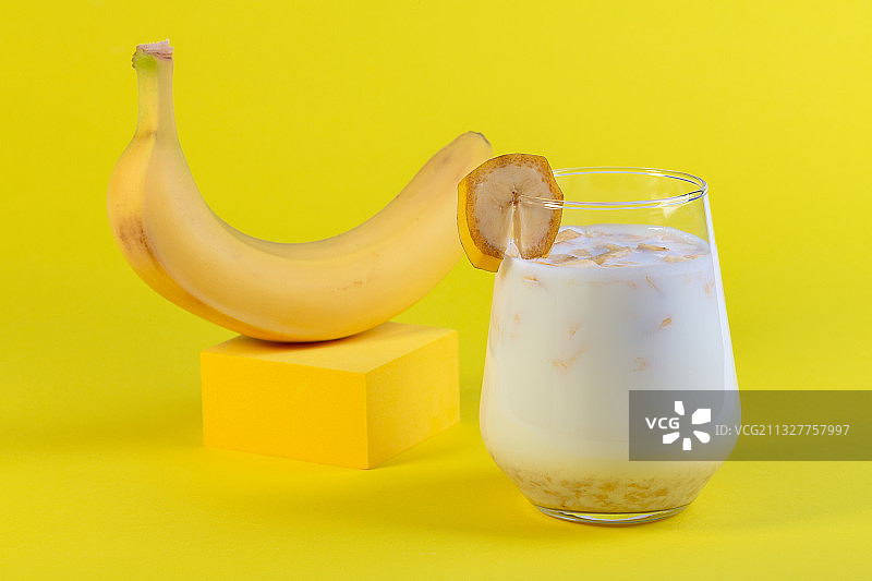香蕉燕麦奶饮品图片素材