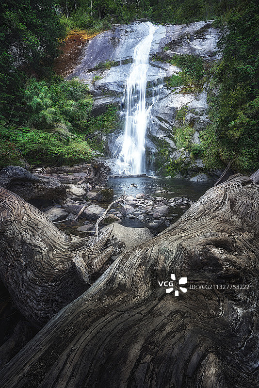 森林瀑布鸟瞰图，Huerquehue国家公园，智利图片素材