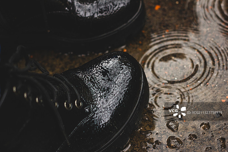 从高角度拍摄的在水坑中流动的水图片素材