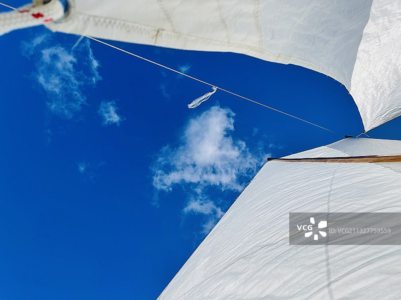 仰视蓝天下的阳伞图片素材