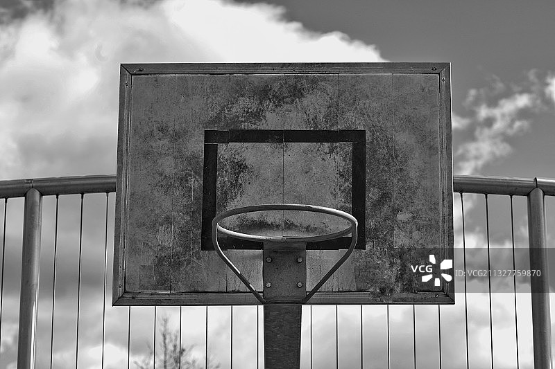 天空下的篮球架低角度景观图片素材