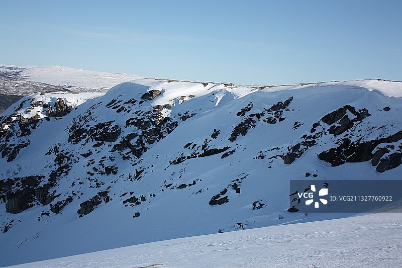 白雪覆盖的山脉映衬着天空的风景图片素材