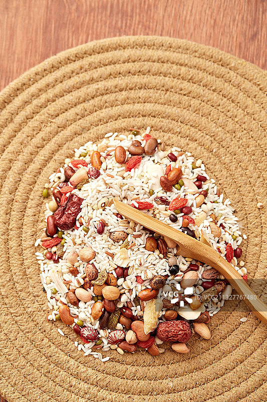 厨房餐桌上的粗粮图片素材