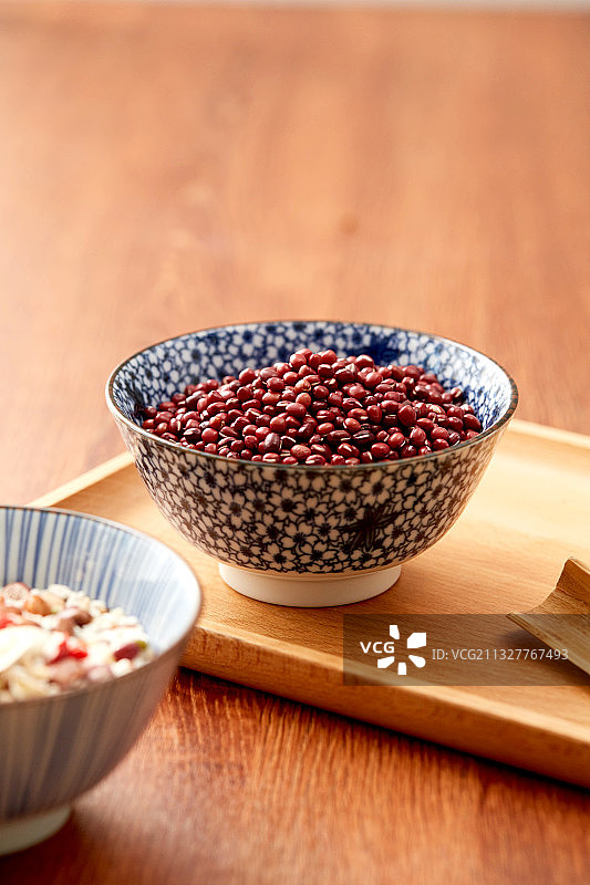 厨房餐桌上的粗粮图片素材