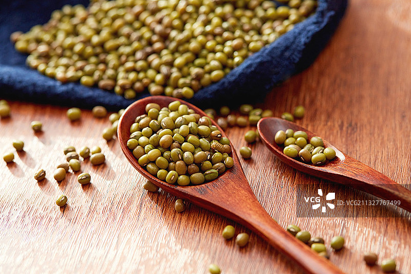 厨房餐桌上的粗粮图片素材