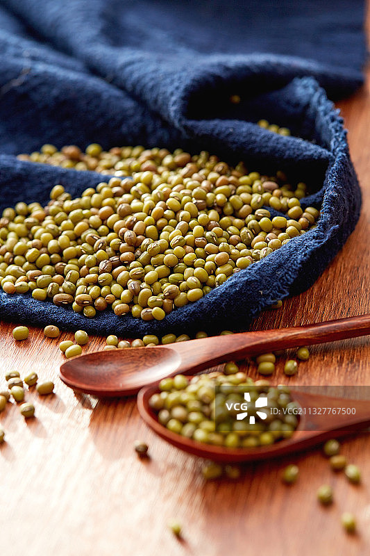 厨房餐桌上的粗粮图片素材