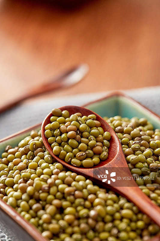 厨房餐桌上的粗粮图片素材