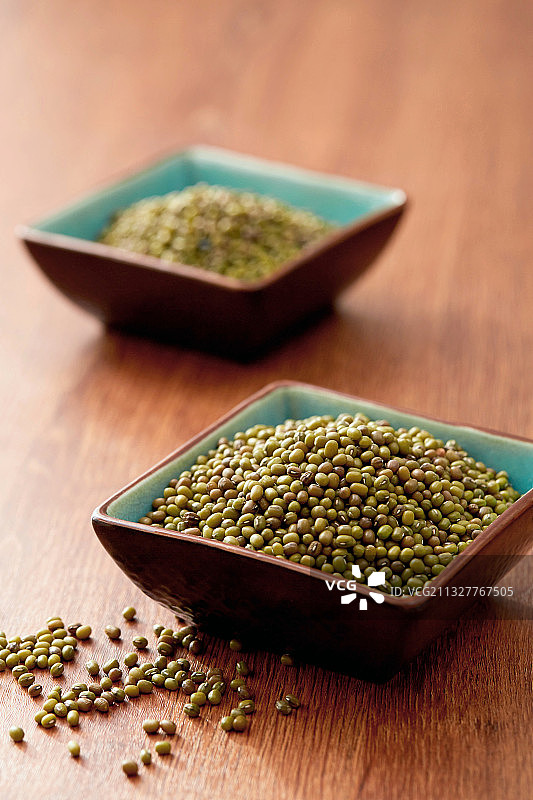 厨房餐桌上的粗粮图片素材