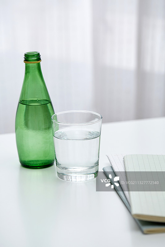 装水的玻璃杯图片素材