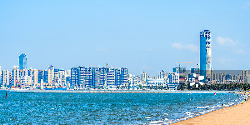 中国海南海口假日沙滩和西海岸高楼图片素材