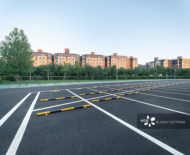 傍晚整齐平坦干净无人的地面停车场车库图片素材