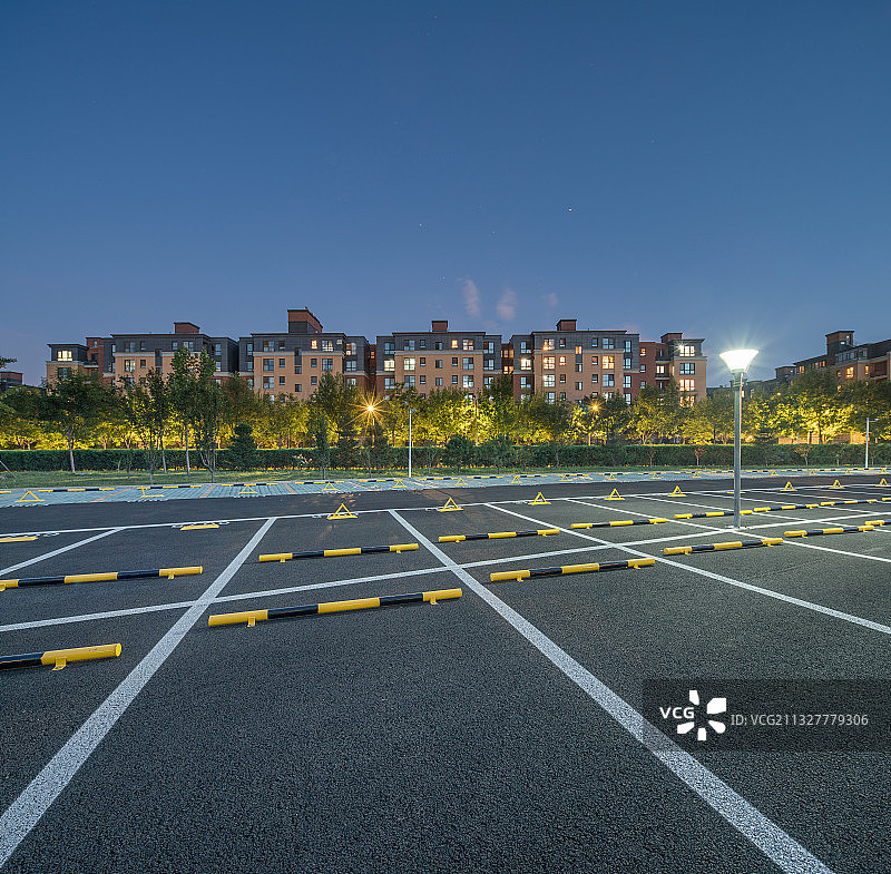 夜晚整齐简单平坦干净无人的新的地面停车场车库图片素材