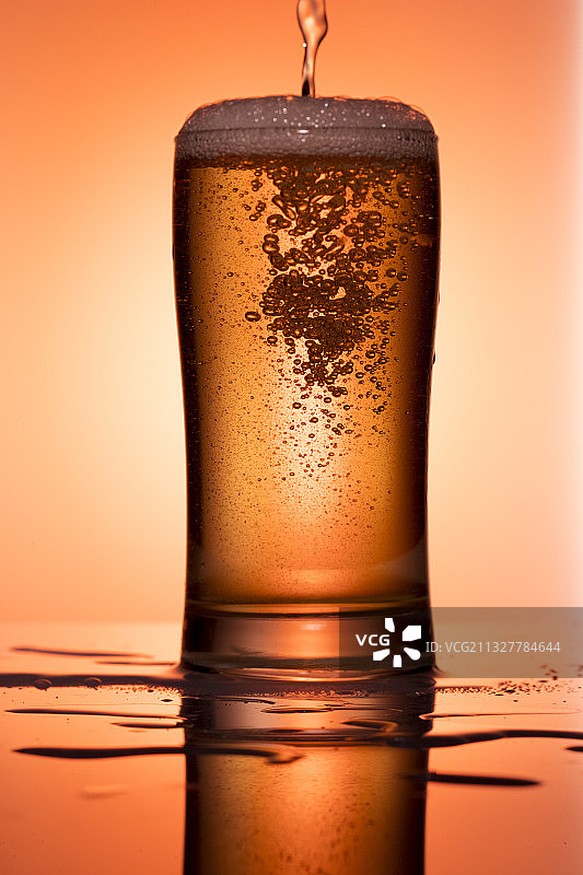 夕阳下的啤酒图片素材