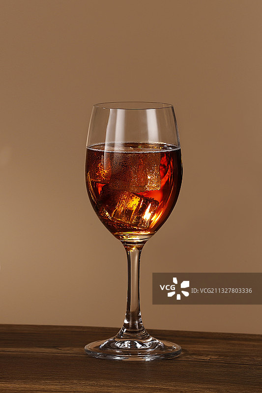 有冰块的红酒图片素材