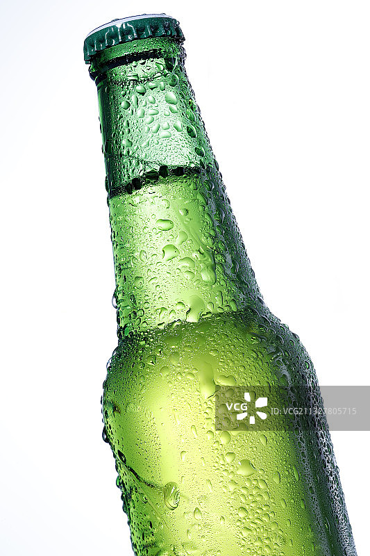 有水珠的啤酒瓶图片素材