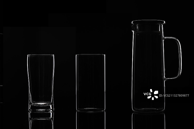 亮轮廓玻璃杯图片素材