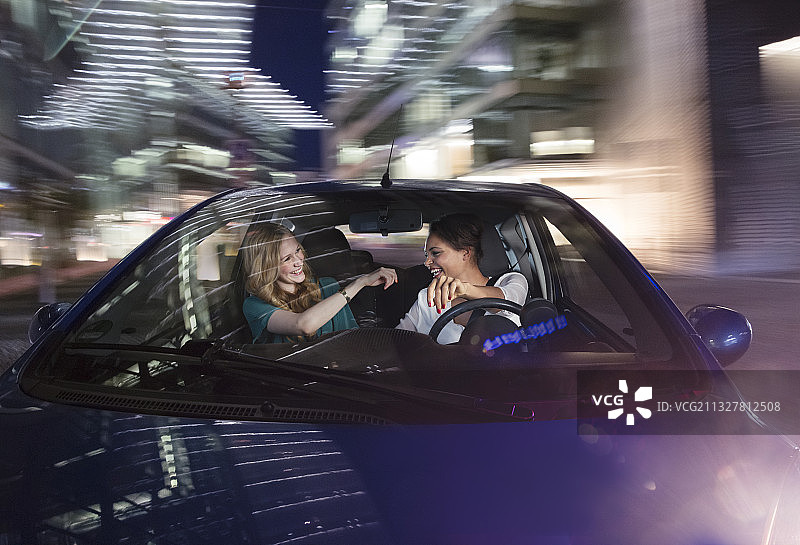 两名年轻女人夜间开车图片素材
