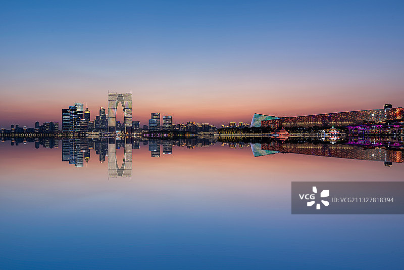 苏州金鸡湖城市天际线日落夜景图片素材
