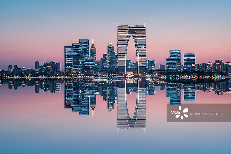 苏州金鸡湖城市天际线日落夜景图片素材